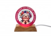 CQ07934 Világító dísz USB kábellel Nyugdíjas nő 9cm