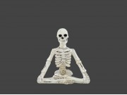 Csontváz figura törökülésben 7cm 499596