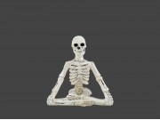 Csontváz figura törökülésben 7cm 499596